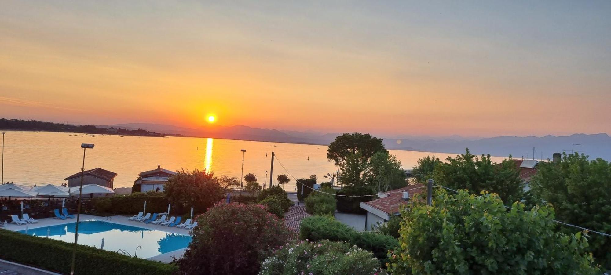 Hotel Ristorante Al Fiore Peschiera del Garda Bagian luar foto